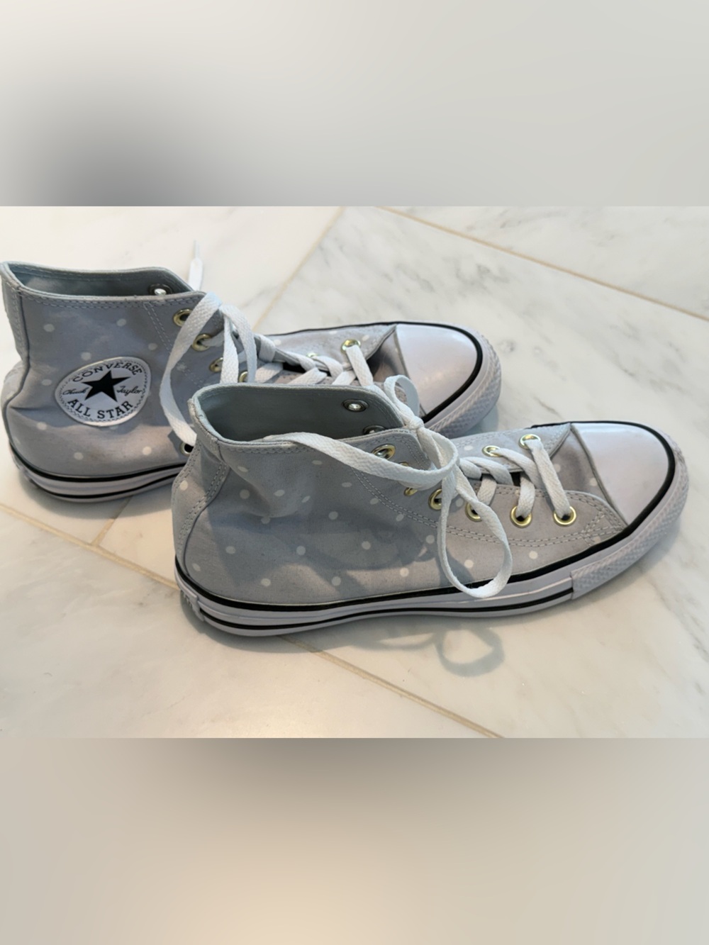 Converse 7.5W High Top Sneakers in Light Gray Polka Dot